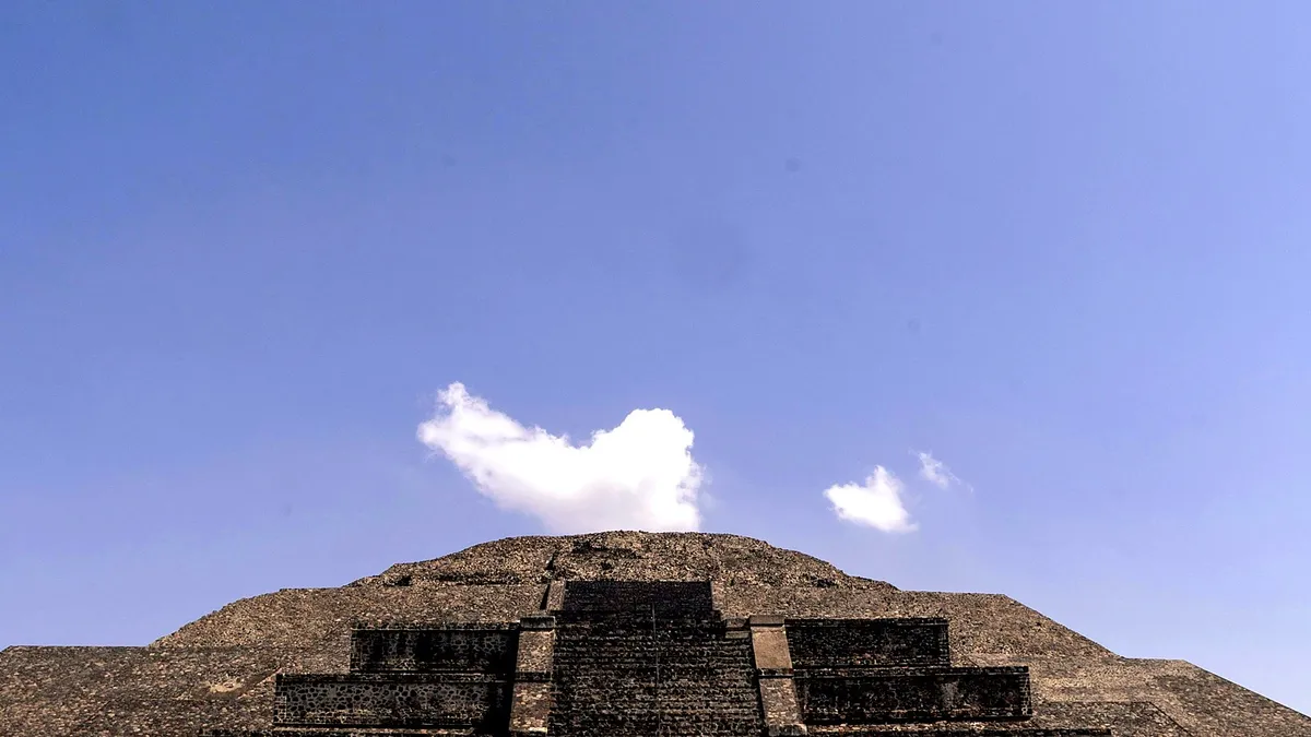 Placeholder cover showing a Teotihuacan pyramid with visible access restrictions or staircase focus