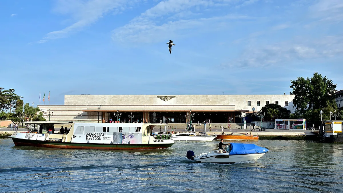 Placeholder cover for Vaporetto or walking in Venice: what makes more sense for most visitors?