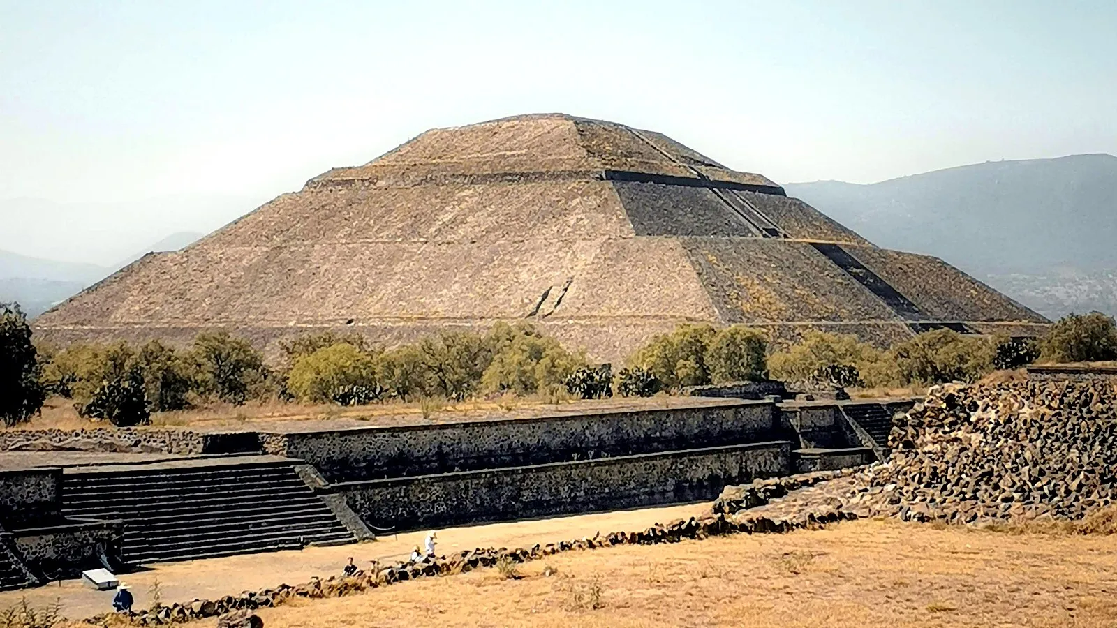 Placeholder cover showing visitors walking the Avenue of the Dead toward the Pyramid of the Moon