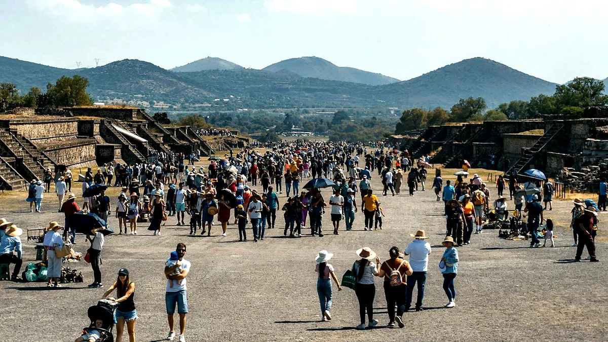 Placeholder cover showing a visitor dressed for sun and long walking at Teotihuacan