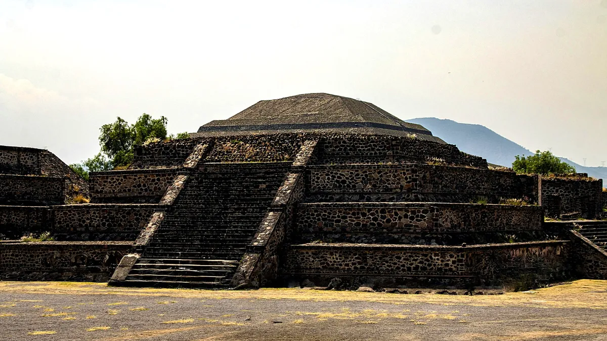 Placeholder cover showing visitors approaching Teotihuacan gates and ticket booths